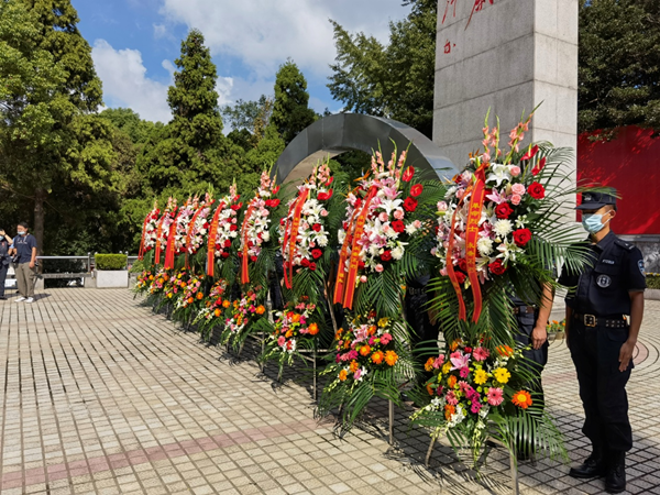 陈永红同志随后登上纪念碑基座,在花圈前驻足凝视,仔细整理花篮缎带